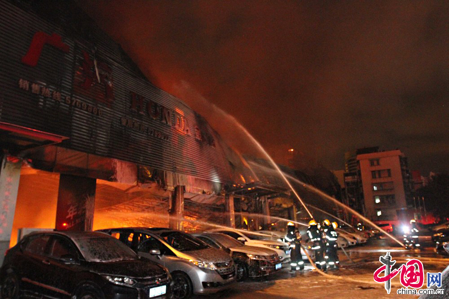 12月19日凌晨,消防人員在福建廈門一家汽車4S店火災現場滅火。 中國網圖片庫 曾德猛攝影