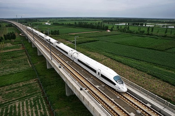 中国高铁作为出行新选择快速发展