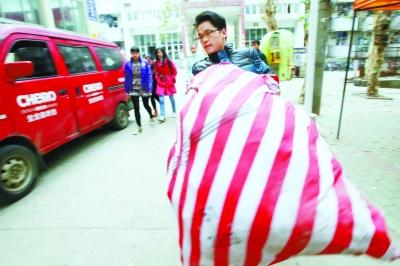 高校自強哥打7份工為母治病 不定期資助貧困大學生