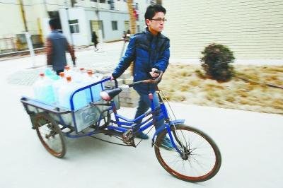高校自強哥打7份工為母治病 不定期資助貧困大學生
