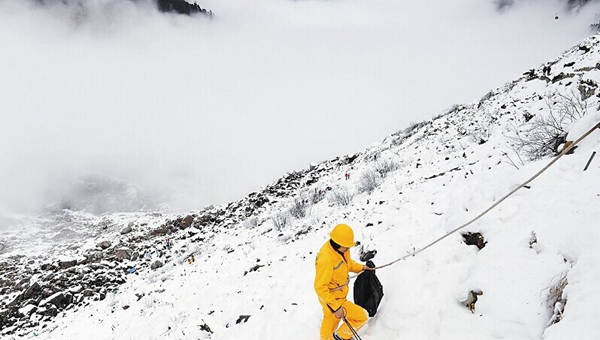 海螺沟冰川上的环卫工 身挂绳索冰天雪地崖下拾垃圾