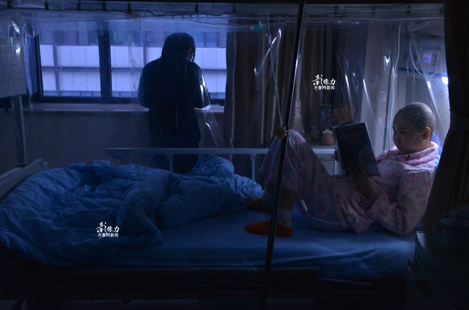 和其他血液科的小伙伴一样，杜丽媛的平安夜也没有任何的气氛，从今年年初被确诊为非霍式T型淋巴瘤入住千佛山医院以来，杜丽媛仅仅在病情稍微稳定一点的时候回到老家呆了一个月。图为杜丽媛安静地呆在病房内。齐鲁网记者 于鹏 张帅