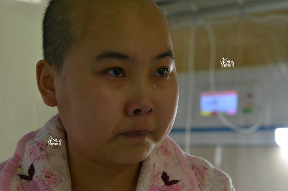 杜丽媛告诉记者，今年农历正月初四，杜丽媛从临沂卫校放寒假回到老家沂南县，在家的杜丽媛突然觉得胸闷，到当地医院检查怀疑是肺部感染，医生建议她去大医院看看。正月初九，在济南千佛山医院确诊为非霍氏T型淋巴瘤。“确定病情两天后，就开始第一次化疗了。”杜丽媛说。“其实一开始我就知道这个病不好治，医生告诉我，唯一治愈的可能就是进行骨髓移植”，杜丽媛告诉记者，由于一直找到合适的骨髓配型，医院最终决定采用自体肝细胞移植的方式。这次手术出仓以后，经过了25次放疗，杜丽媛得以回到了阔别已久临沂老家。图为杜丽媛在经过近30次化疗后，头发已经脱光，面部浮肿。齐鲁网记者 于鹏 张帅