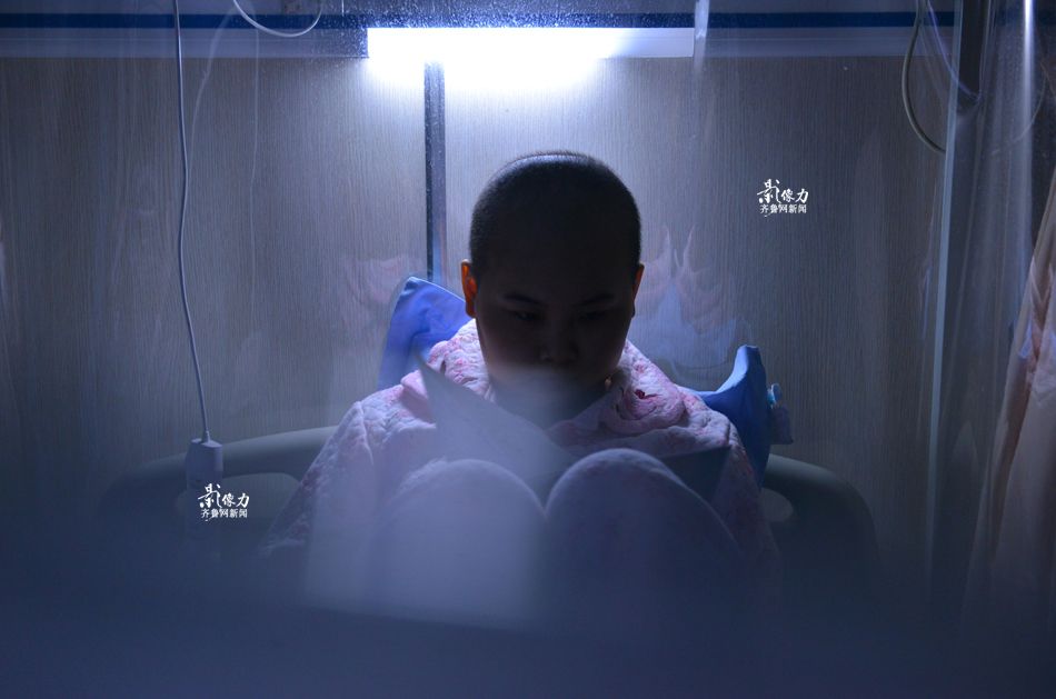 血压低、头晕、吐、浑身疼,每一次化疗都让杜丽媛感觉独立如年。而更让她觉得难过的,则是自己因为患病而给爸爸妈妈带来巨大的痛苦和压力。杜丽媛已经接受6次化疗,25次放疗,一次自体干细胞移植,目前正在进行第7次化疗。作为一个并不富裕的农村家庭,从年初到现在已经在治疗方面花费了40多万,“进口消炎药一袋两三百,每天要打3种消炎药,一天平均要打10袋,加上其他的药,一天花费要4000多块钱。从年初到现在已经花了40多万。”杜丽媛的母亲这样告诉记者。图为杜丽媛在病床上看书。齐鲁网记者 于鹏 张帅