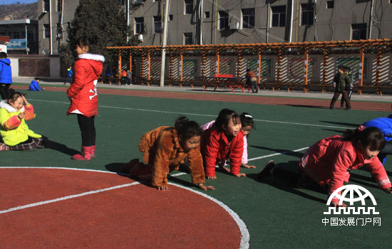 延川县北关小学的学生们在塑胶操场上做游戏。中国网/中国发展门户网 魏博 摄