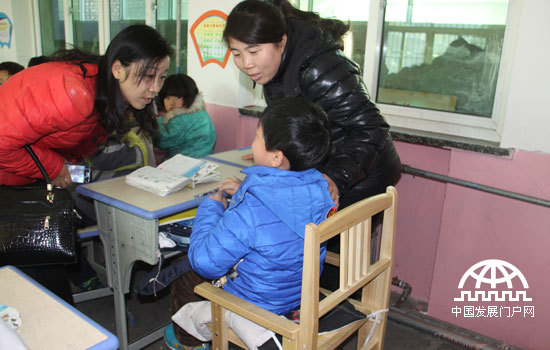 延川县北关小学的一名脑瘫患儿正在上课。中国网/中国发展门户网 魏博 摄