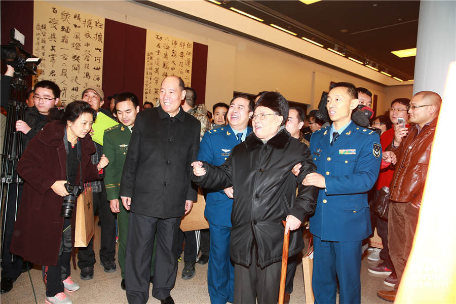 2015年1月8日，“古今咏怀---龙开胜书阮籍•饶宗颐咏怀诗作展”在中国美术馆开展。中央军委委员、原总政治部主任李继耐（左）、李铎先生（右）等嘉宾参观展览。