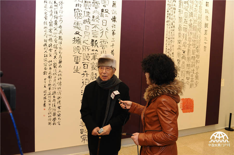 2015年1月8日，“古今咏怀---龙开胜书阮籍•饶宗颐咏怀诗作展”在中国美术馆开展。图为刘艺先生参观展览。