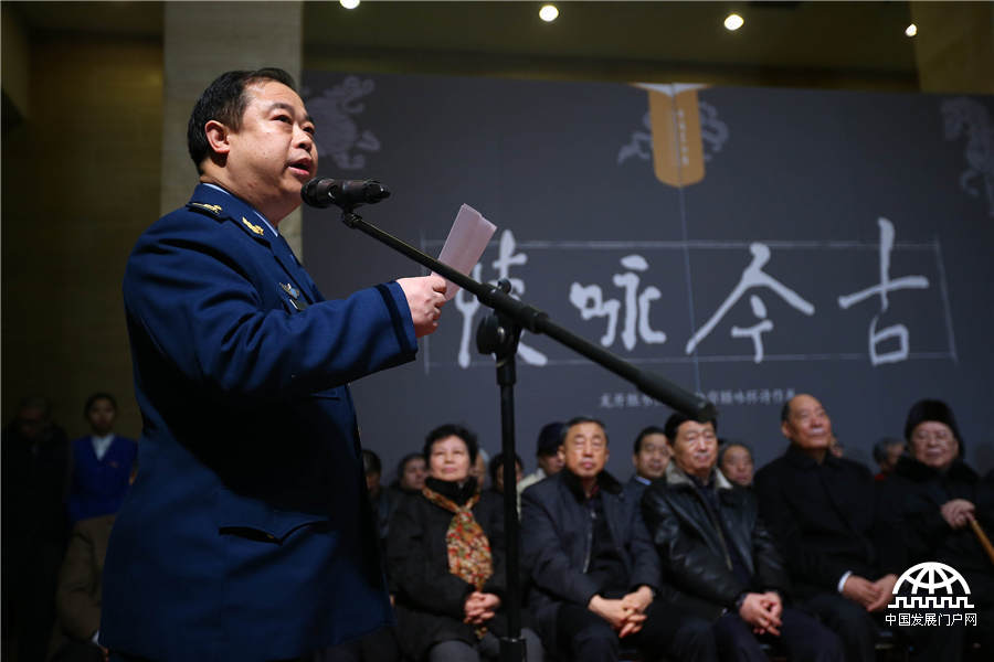 2015年1月8日，“古今咏怀---龙开胜书阮籍•饶宗颐咏怀诗作展”在中国美术馆开展。图为龙开胜在开幕式上致辞。