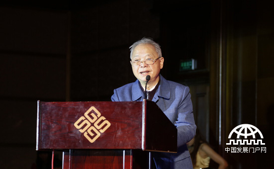 图为中华儿慈会名誉理事长魏久明致辞。