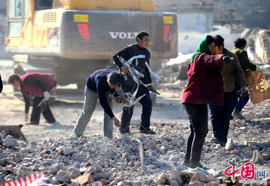 濟南失地農民砸石“淘金” 百姓戲稱“農大錘”[組圖]