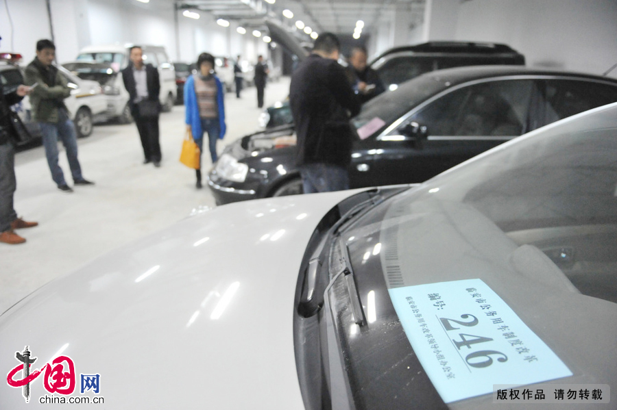 市民在浙江省臨安市一處公車改革車輛拍賣停車場內挑選車輛準備競拍（資料配圖，2014年3月22日拍攝）。 中國網圖片庫 胡劍歡攝影
