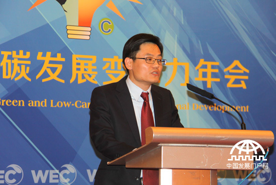  2015年1月30日，世界环保（经济与环境）大会“绿色低碳发展变革力年会”在北京隆重举行，国际节能环保协会秘书长李军洋讲话。中国网/中国发展门户网 焦梦 拍摄
