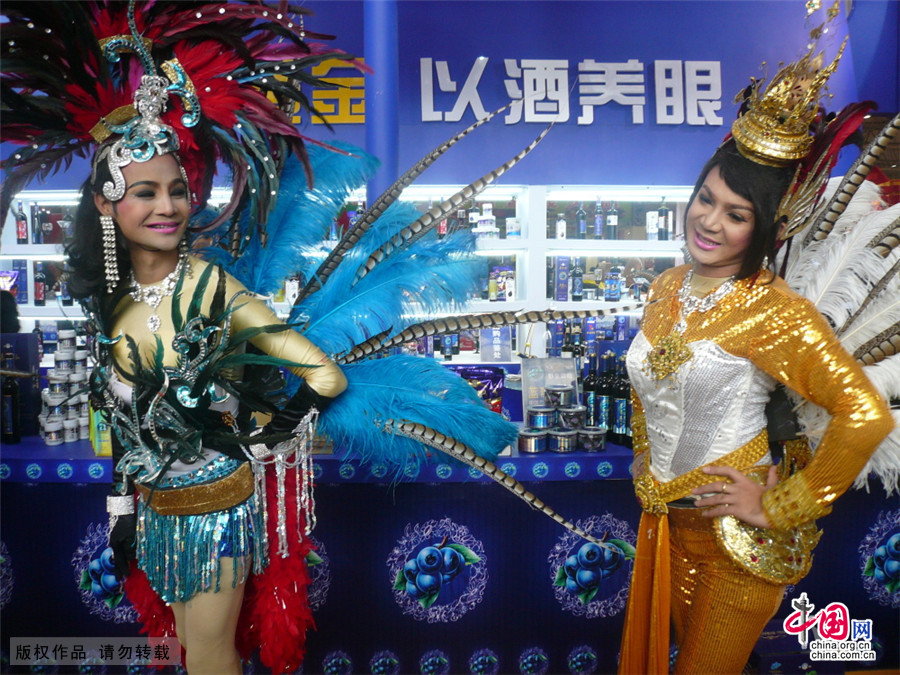2月8日，四川年货节，泰国人妖为四川年货节助兴。中国网图片库 王俊/摄