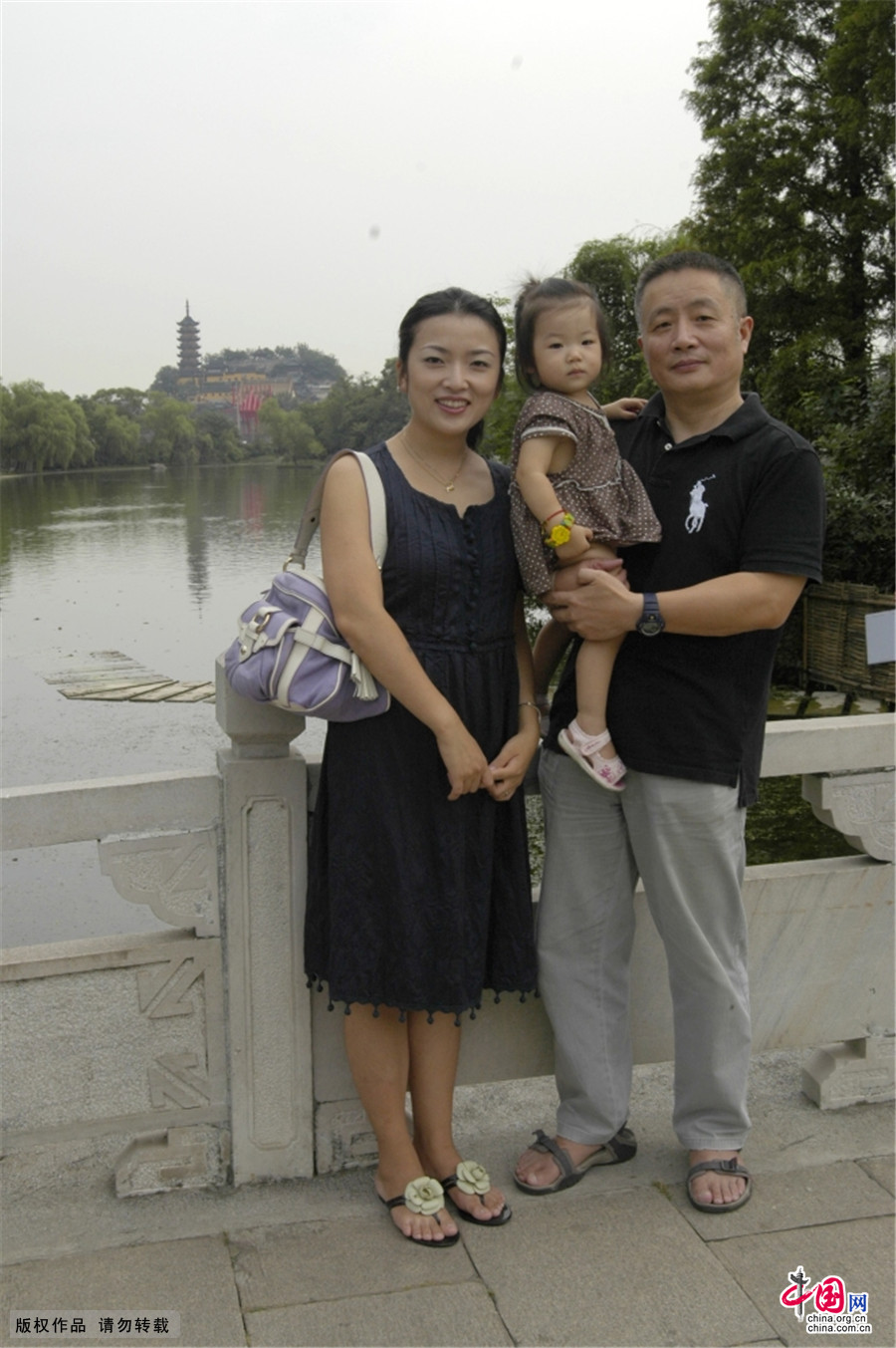 镇江父女连续三十五年同地点拍照留影 见证时代变迁