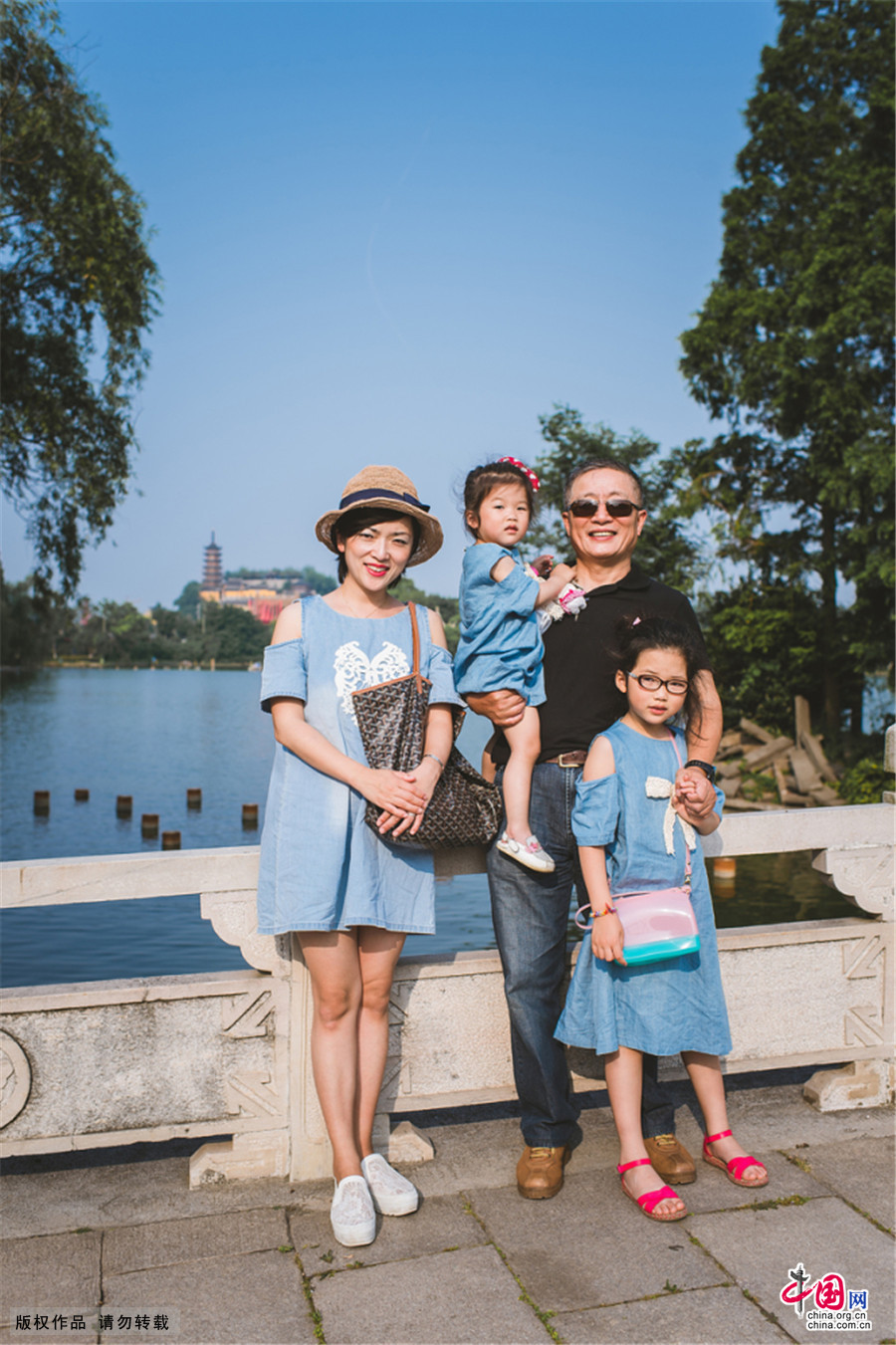 镇江父女连续三十五年同地点拍照留影 见证时代变迁