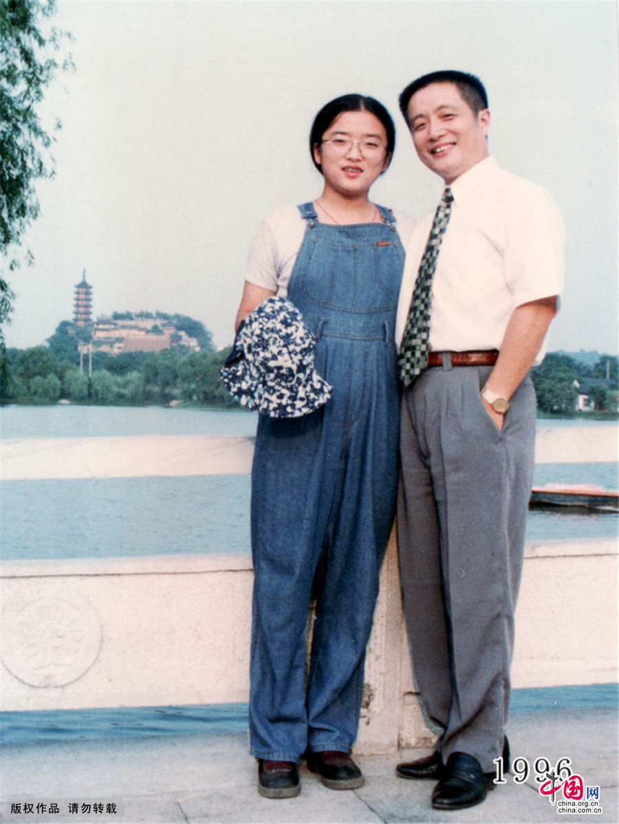 镇江父女连续三十五年同地点拍照留影 见证时代变迁