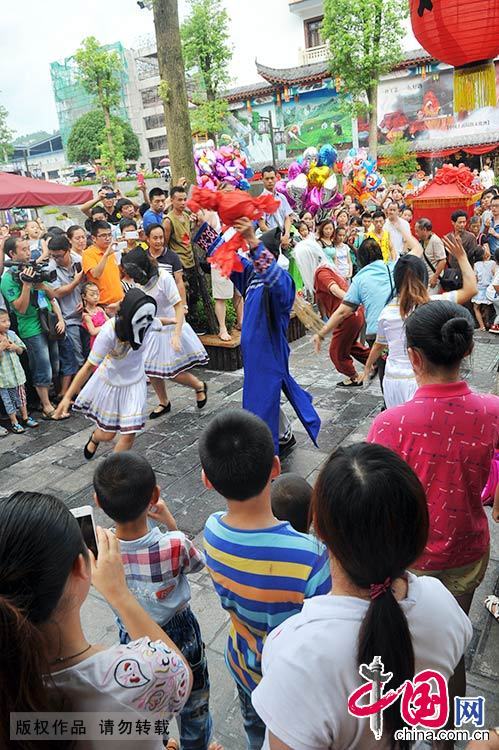 新娘要到达新郎家时，巫师挑起傩面舞，庆祝丰收，祝福新郎新娘吉祥如意。中国网图片库 谢顺/摄