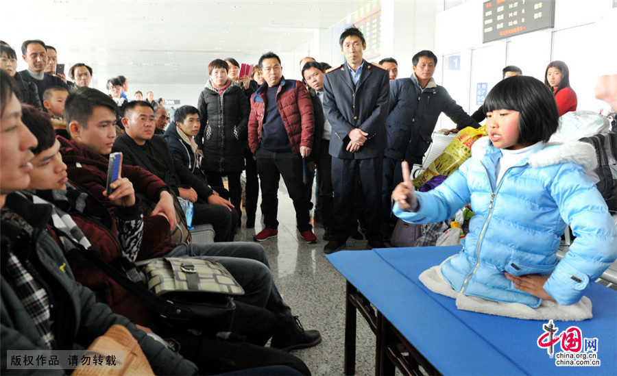 2月9日,应江西南昌铁路局上饶车务段邀请,备受全国各大媒体关注的江西省德兴市无腿女孩蒋张子怡在上饶高铁候车大厅,为旅客表演文艺节目。中国网图片库 卓忠伟/摄 2月9日,应江西南昌铁路局上饶车务段邀请,备受全国各大媒体关注的江西省德兴市无腿女孩蒋张子怡在上饶高铁候车大厅,为旅客表演文艺节目。中国网图片库 卓忠伟/摄