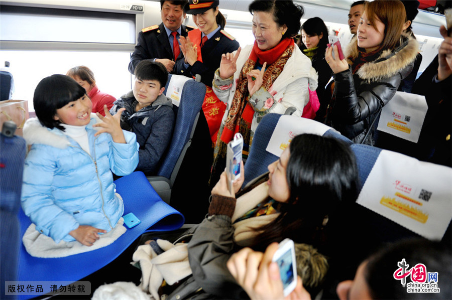 2月9日,应江西南昌铁路局上饶车务段邀请,备受全国各大媒体关注的江西省德兴市无腿女孩蒋张子怡在上饶高铁候车大厅,为旅客表演文艺节目。中国网图片库 卓忠伟/摄 2月9日,应江西南昌铁路局上饶车务段邀请,备受全国各大媒体关注的江西省德兴市无腿女孩蒋张子怡在上饶高铁候车大厅,为旅客表演文艺节目。中国网图片库 卓忠伟/摄