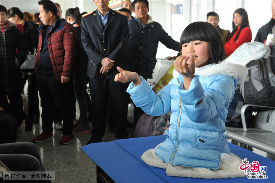2月9日,应江西南昌铁路局上饶车务段邀请,备受全国各大媒体关注的江西省德兴市无腿女孩蒋张子怡在上饶高铁候车大厅,为旅客表演文艺节目。中国网图片库 卓忠伟/摄 2月9日,应江西南昌铁路局上饶车务段邀请,备受全国各大媒体关注的江西省德兴市无腿女孩蒋张子怡在上饶高铁候车大厅,为旅客表演文艺节目。中国网图片库 卓忠伟/摄