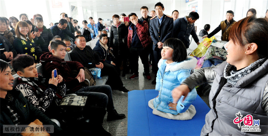 2月9日,应江西南昌铁路局上饶车务段邀请,备受全国各大媒体关注的江西省德兴市无腿女孩蒋张子怡在上饶高铁候车大厅,为旅客表演文艺节目。中国网图片库 卓忠伟/摄 2月9日,应江西南昌铁路局上饶车务段邀请,备受全国各大媒体关注的江西省德兴市无腿女孩蒋张子怡在上饶高铁候车大厅,为旅客表演文艺节目。中国网图片库 卓忠伟/摄