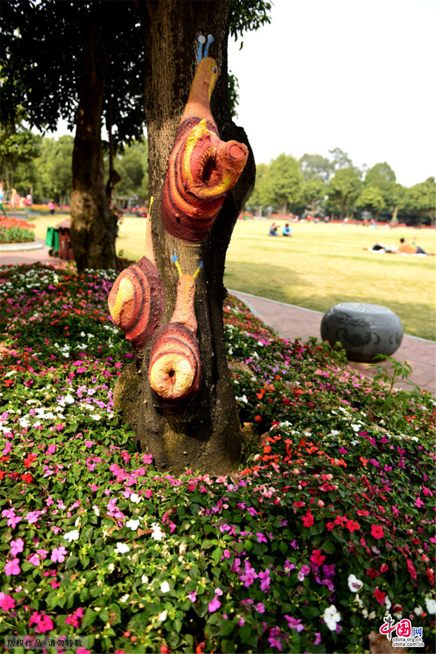 2015年2月8日，广西南宁市青秀山公园郁金香花展吸引众多游客，公园管理方在花展周围的树上，依树的形状，结巴，树枝等绘画出动物绘画，惟妙惟肖惹人爱。中国网图片库 彭寰/摄