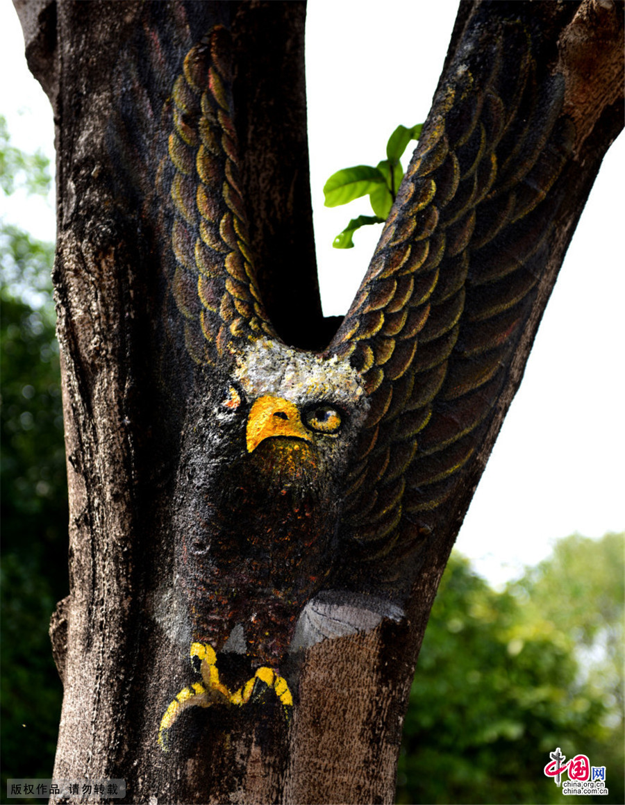 2015年2月8日，广西南宁市青秀山公园郁金香花展吸引众多游客，公园管理方在花展周围的树上，依树的形状，结巴，树枝等绘画出动物绘画，惟妙惟肖惹人爱。中国网图片库 彭寰/摄