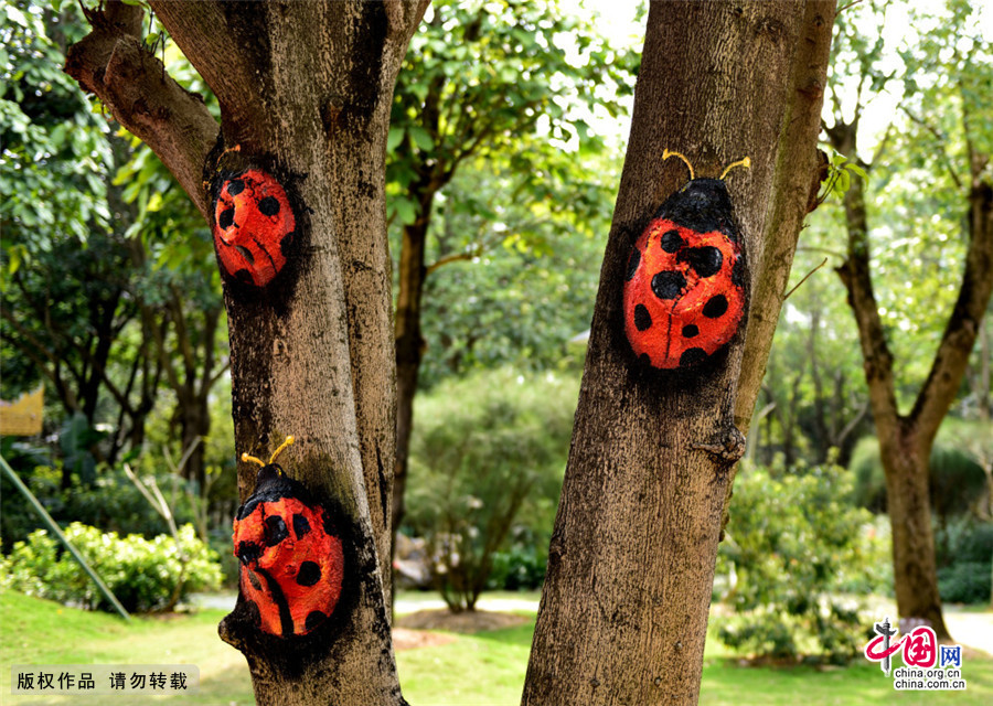 2015年2月8日，广西南宁市青秀山公园郁金香花展吸引众多游客，公园管理方在花展周围的树上，依树的形状，结巴，树枝等绘画出动物绘画，惟妙惟肖惹人爱。中国网图片库 彭寰/摄