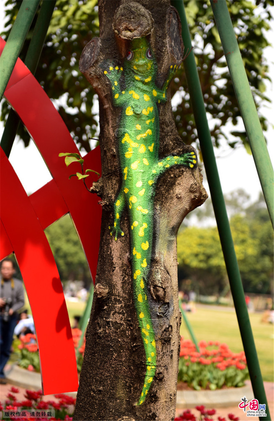 2015年2月8日，广西南宁市青秀山公园郁金香花展吸引众多游客，公园管理方在花展周围的树上，依树的形状，结巴，树枝等绘画出动物绘画，惟妙惟肖惹人爱。中国网图片库 彭寰/摄