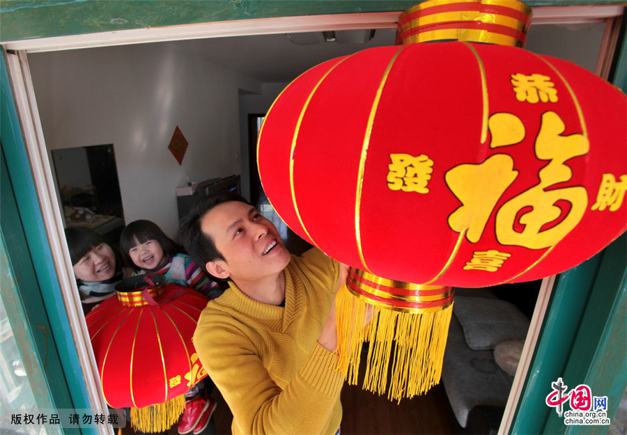 朱胜辉在他们的住处挂起了红灯笼，让这个春节充满喜气。中国网图片库 王建民/摄