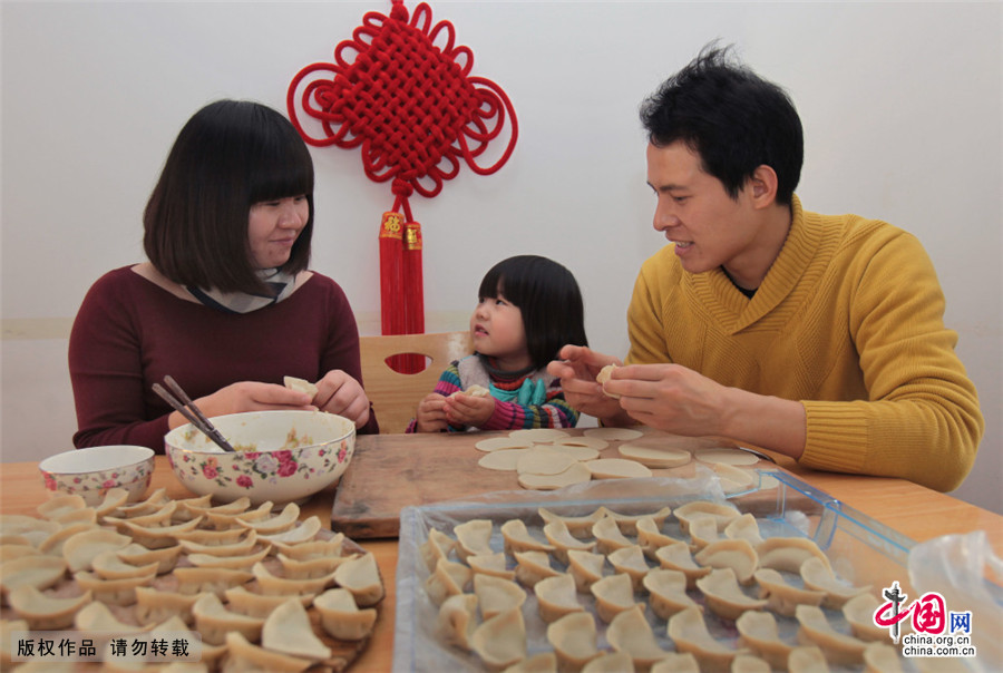 朱胜辉一家三口包饺子，年味的气氛扑面而来。中国网图片库 王建民/摄