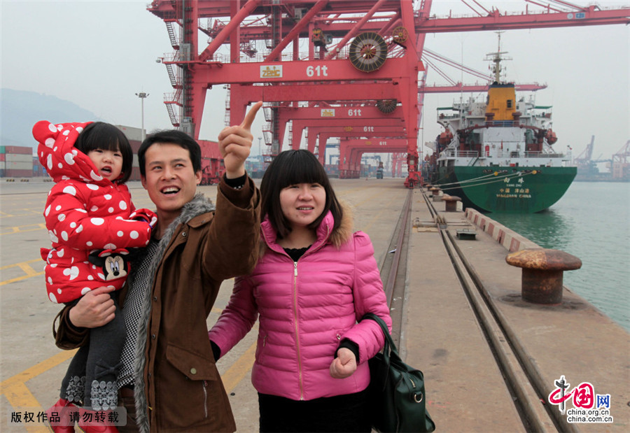 朱胜辉带着爱人和孩子来到自己工作的港口，让家人感受现代化港口的美好未来。中国网图片库 王建民/摄