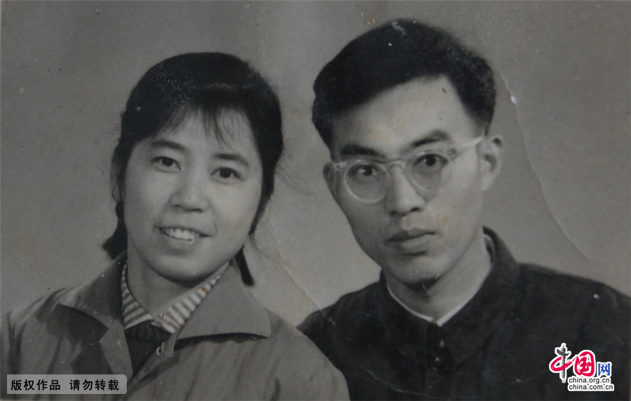 20世紀70年代的結婚照。沒有化妝，兩人按照男左女右，在一條長凳上一坐，將頭微微靠向對方，表情嚴肅。這樣一張雙人黑白合影照片就是那個時期的結婚照片。葛萃 供圖 中國網圖片庫 楊素平/攝