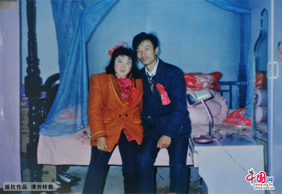 1991年，江蘇鹽城農村的一對新人在婚房里合影。簡單的化妝仿佛是為了與其他親戚的區別。新郎穿上了難得上身的西服，新娘佩戴了頭花和胸花。與城市青年人比略顯樸素的婚禮，也無法阻擋新人臉上幸福的笑容。 中國網圖片庫 楊素平/攝