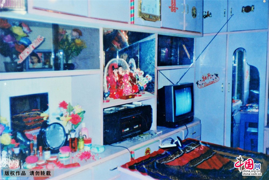 1991年，江蘇鹽城，農村新人的婚房。19英寸彩色電視機還無法收到幾個頻道，收看時還需要不斷轉動天線，收索信號。成套的組合家俱、新的雙卡收錄機與電視機等都成為當時青年人結婚最時尚的裝備。 中國網圖片庫 楊素平/攝