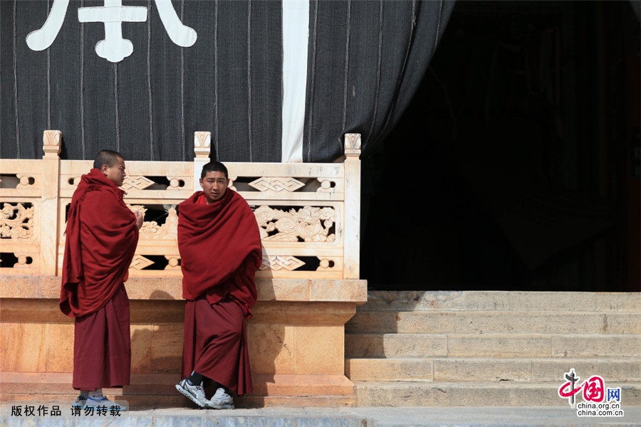 噶丹松赞林寺位于海拔3300多米的迪庆藏族自治州香格里拉县，是云南最大的藏传佛教寺院群落，有着“小布达拉宫”的美誉。该寺始建于1679年，占地面积达33万平方米，属于省级重点文物保护单位。中国网图片库 郝亚鑫/摄