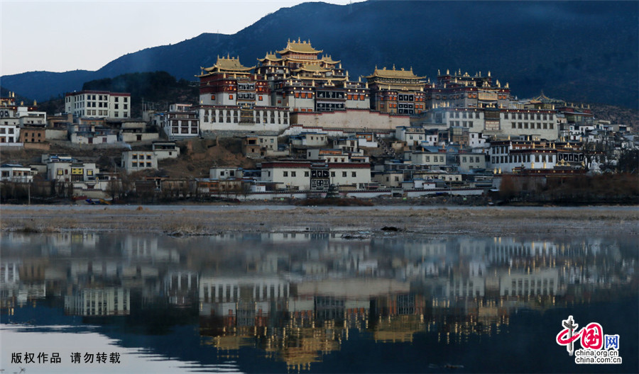 噶丹松赞林寺位于海拔3300多米的迪庆藏族自治州香格里拉县，是云南最大的藏传佛教寺院群落，有着“小布达拉宫”的美誉。该寺始建于1679年，占地面积达33万平方米，属于省级重点文物保护单位。中国网图片库 郝亚鑫/摄