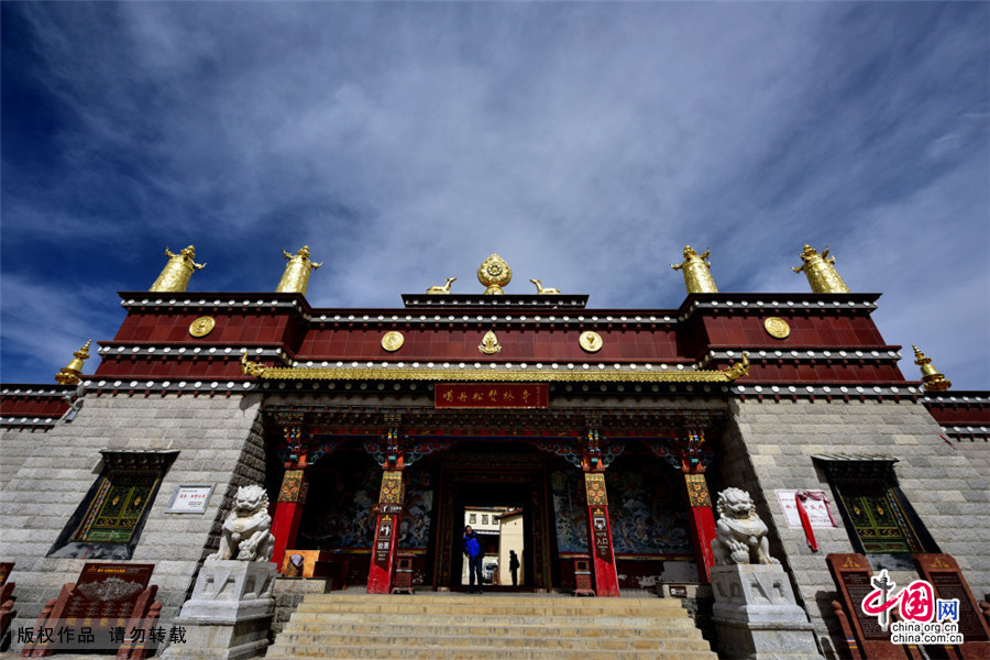 噶丹松赞林寺位于海拔3300多米的迪庆藏族自治州香格里拉县，是云南最大的藏传佛教寺院群落，有着“小布达拉宫”的美誉。该寺始建于1679年，占地面积达33万平方米，属于省级重点文物保护单位。中国网图片库 郝亚鑫/摄