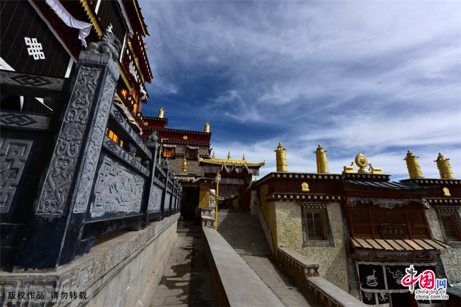 噶丹松赞林寺位于海拔3300多米的迪庆藏族自治州香格里拉县,是云南最大的藏传佛教寺院群落,有着“小布达拉宫”的美誉。该寺始建于1679年,占地面积达33万平方米,属于省级重点文物保护单位。中国网图片库 郝亚鑫/摄 噶丹松赞林寺位于海拔3300多米的迪庆藏族自治州香格里拉县,是云南最大的藏传佛教寺院群落,有着“小布达拉宫”的美誉。该寺始建于1679年,占地面积达33万平方米,属于省级重点文物保护单位。中国网图片库 郝亚鑫/摄