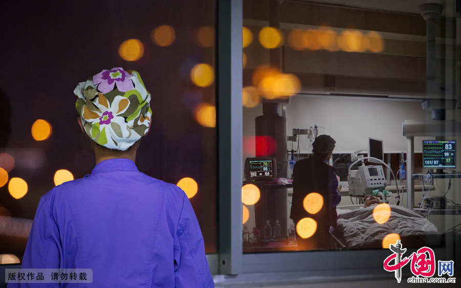  2015年2月7日，郑州，ICU，即重症加强护理病房。因为所收治的病人大多病情危重，且病房几乎与外界隔离，它往往给人留下神秘又恐惧的印象。这是与死亡很近，却也是离重生很近的地方。一墙之隔，相差的往往是生死。经过一番严格的隔离准备工作，我们来到郑州大学第一附属医院神经重症监护室，通过照片和文字，解密ICU。 图片来源：CFP