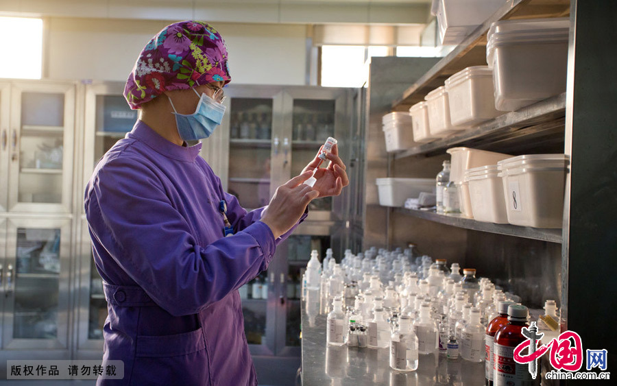 2015年2月7日，郑州，新的一天，护士们的忙碌在晨光中继续。 图片来源：CFP