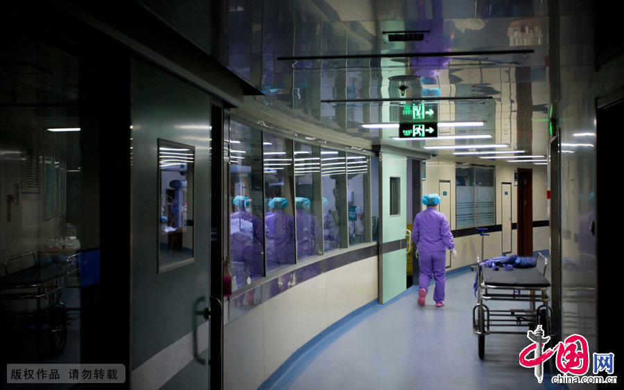 2015年2月7日，郑州，接近天亮，窗外的整个城市都还未苏醒，但ICU病房里医护人员的脚步却从未停下。 图片来源：CFP