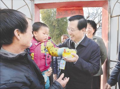 2月15日，省委書記強衛來到吉安縣永陽鎮中洲村，看望貧困戶和重點優撫對象。本報記者