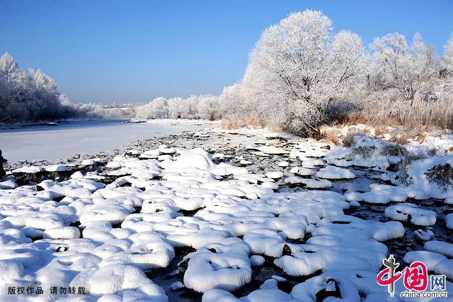  库尔滨水库的水电站每天发电都要释放摄氏零度以上的水，河水常年不冻，形成了浓浓的雾气。每年冬季，大量的雾气和冷空气融合交锋，便形成了壮观的仿若童话世界的雾凇奇景。中国网图片库 韩加君/摄