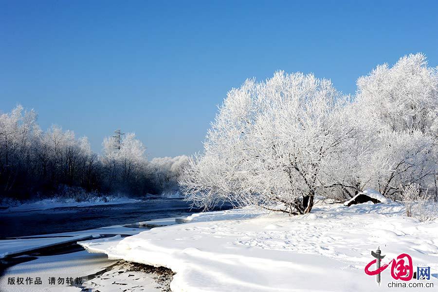  库尔滨水库的水电站每天发电都要释放摄氏零度以上的水，河水常年不冻，形成了浓浓的雾气。每年冬季，大量的雾气和冷空气融合交锋，便形成了壮观的仿若童话世界的雾凇奇景。中国网图片库 韩加君/摄
