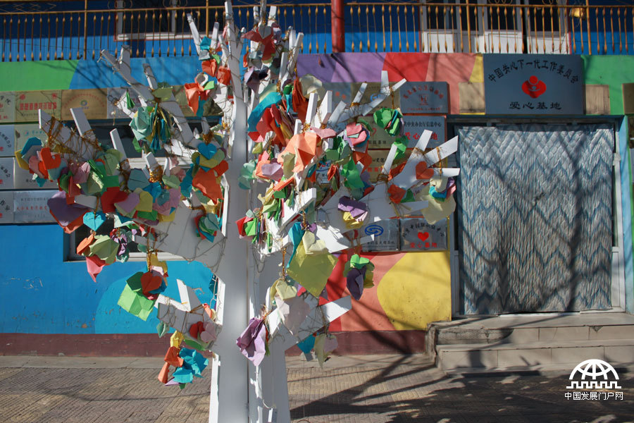太阳村接待处门前的许愿树。 中国网/中国发展门户网 魏博/摄