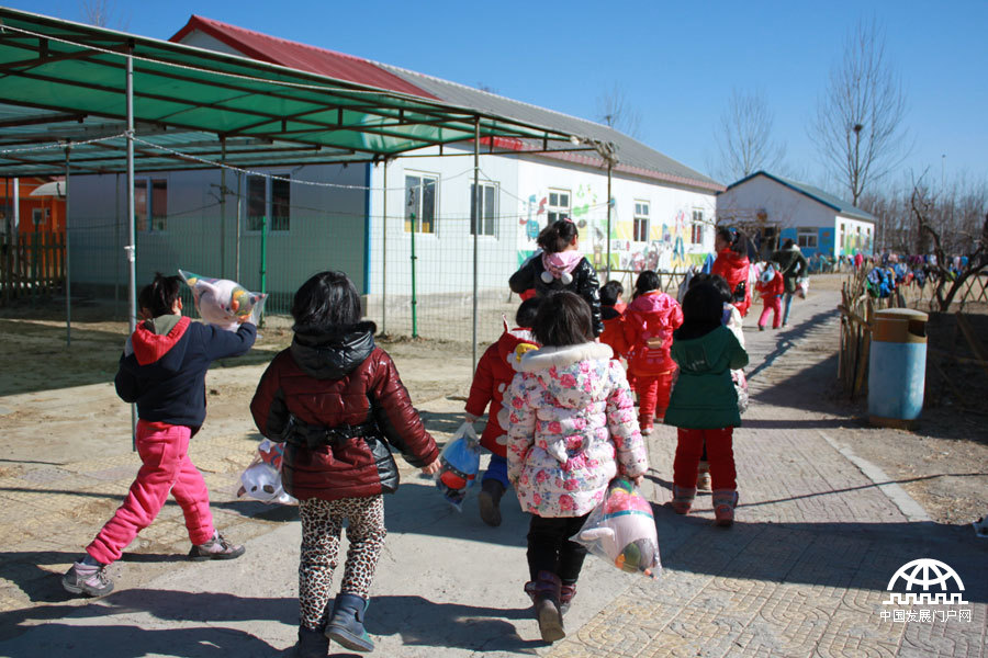  孩子们向他们的“爱心小屋”走去。中国网/中国发展门户网 魏博/摄