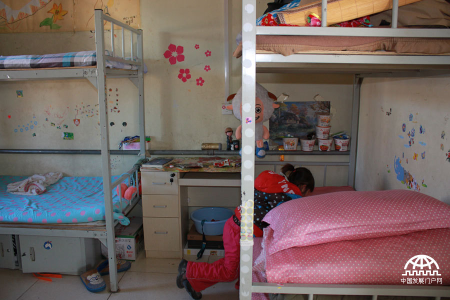 太阳村“爱心小屋”里的小女孩。中国网/中国发展门户网 魏博/摄