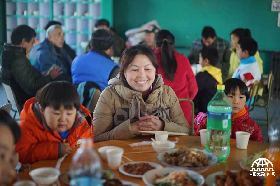  太阳村的孩子们开始了一年最隆重的聚餐活动，孩子和老师们欢聚在一起。